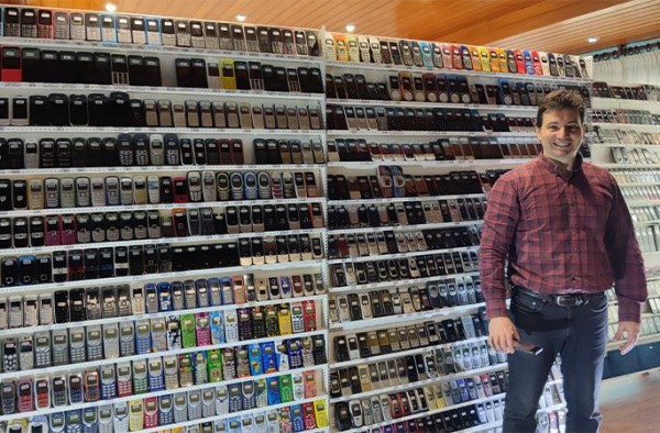 Рекордная коллекция: испанец собрал 3615 мобильных телефонов и вошел в Книгу рекордов Рекордная коллекция: испанец собрал 3615 мобильных телефонов и вошел в Книгу рекордов