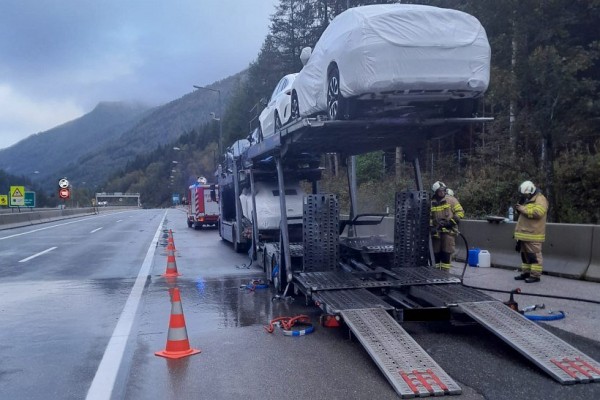 В Австрии в туннеле загорелся автовоз белоруса В Австрии в туннеле загорелся автовоз белоруса