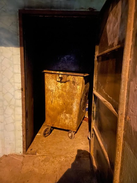 Жуткая история из России: 15-летние родители выбросили ребенка в мусорку