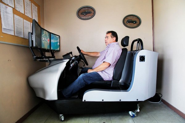 Несколько часов практики и отсутствие теории: как сдают на права в разных странах